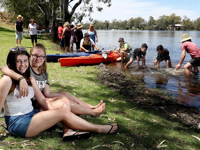 Lavinia Connelly, Siobham Butson and other Morgan locals enjoy the riverbank. <b>Picture: </b>Calum Robertson