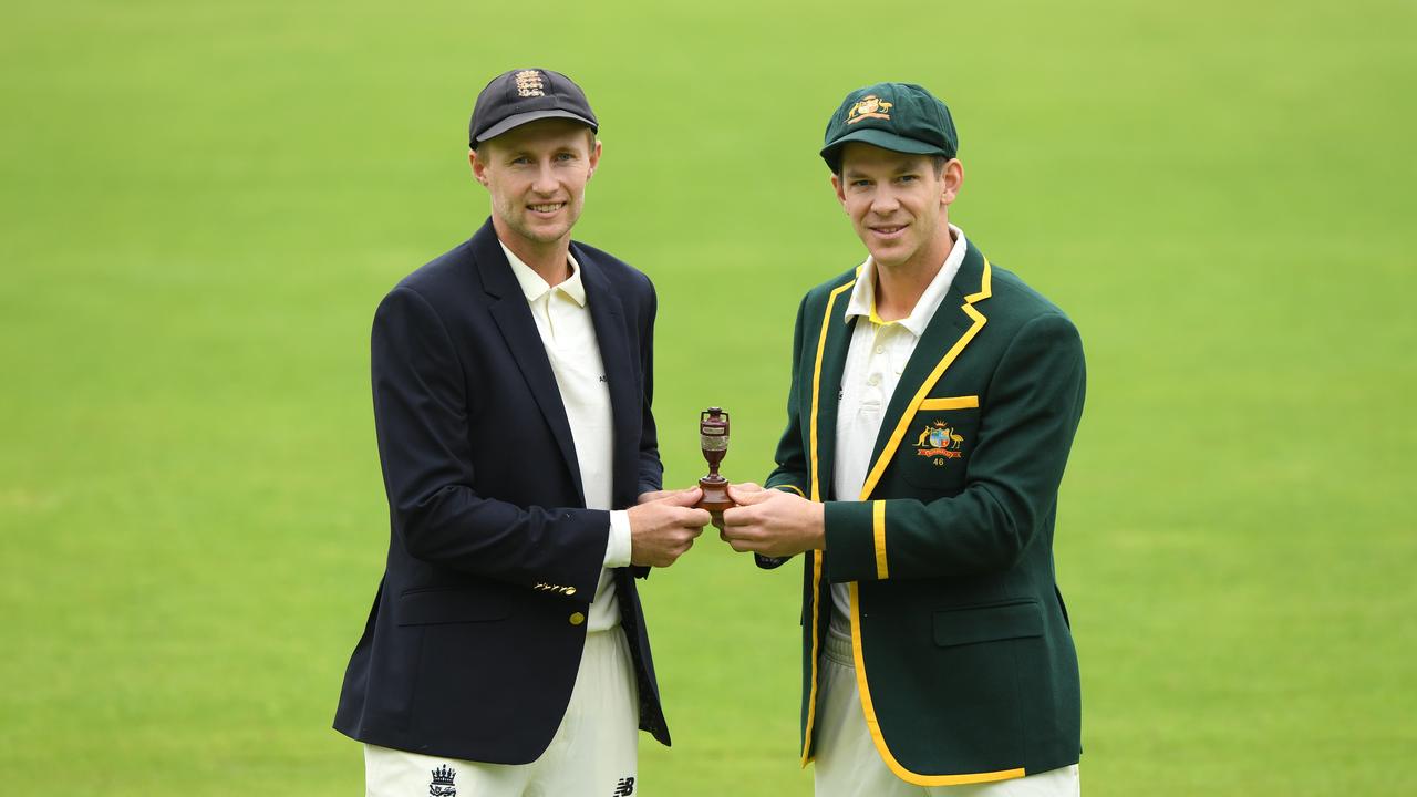 ***BESTPIX*** BIRMINGHAM, ENGLAND – JULY 31: England captain Joe Root (l) and Australia captain Tim Paine pictured holding the urn ahead of the First Ashes Test Match against Australia at Edgbaston on July 31, 2019 in Birmingham, England. (Photo by Stu Forster/Getty Images)