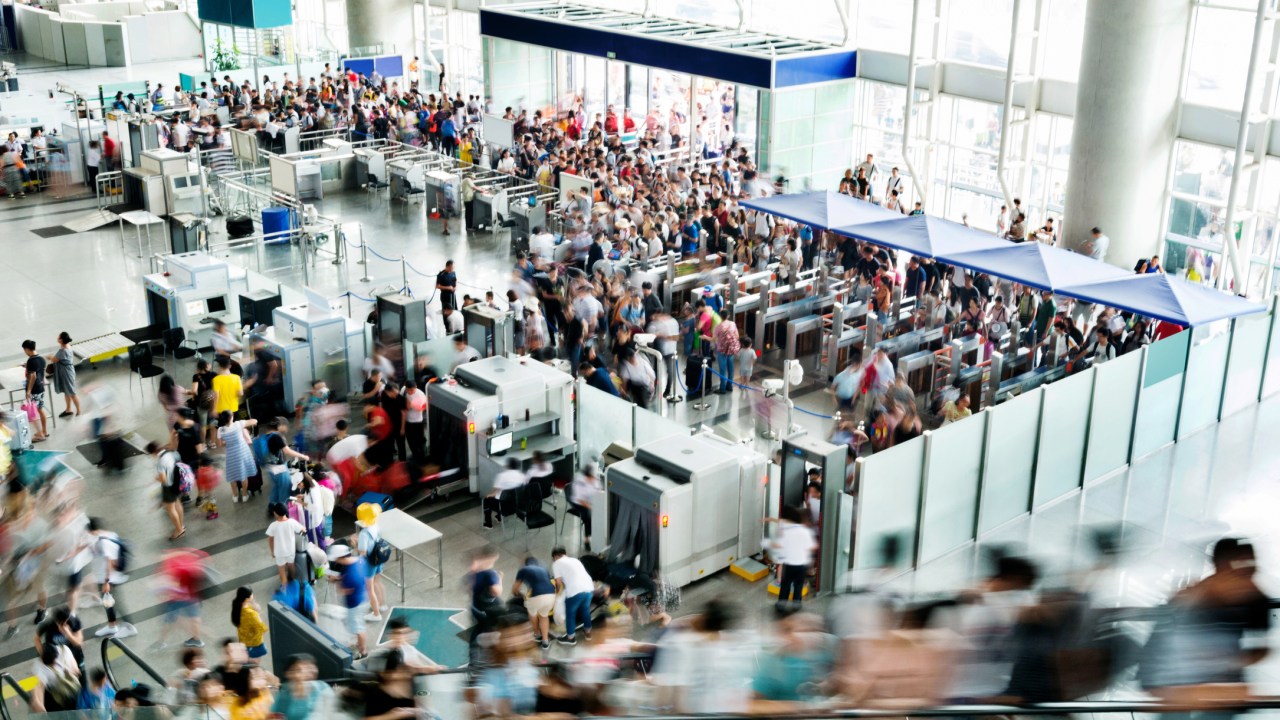 Airport Bans the Sale of Plastic Water Bottles - WAKA 8