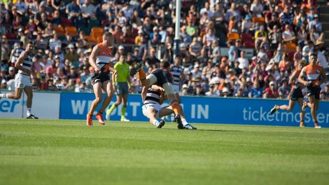 Shane Mumford collides front-on with Mitch Duncan.