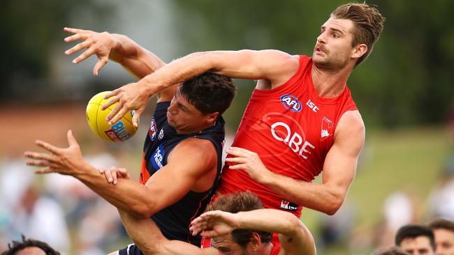 Jonathon Patton of the Giants attempts to mark under pressure from Nick Smith. Picture: Getty Images