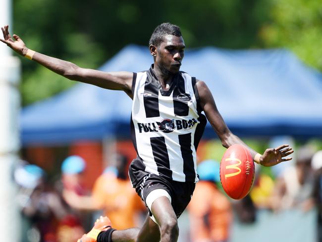 Magpies player Frances Puruntatameri kicks on the run. PICTURE: Elise Derwin