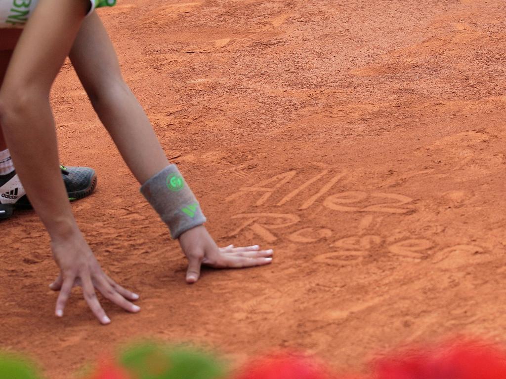 A ball-girl wrote 'Allez Roger' as Roger Federer played against Rafael Nadal during their final match on June 5, 2011 in Paris. Picture: AFP