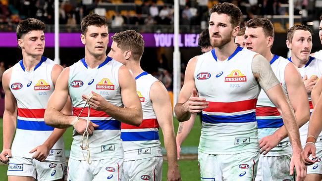 BRISBANE, AUSTRALIA - JUNE 30: The Bulldogs players look dejected after losing the round 16 AFL match between the Brisbane Lions and the Western Bulldogs at The Gabba on June 30, 2022 in Brisbane, Australia. (Photo by Bradley Kanaris/Getty Images)