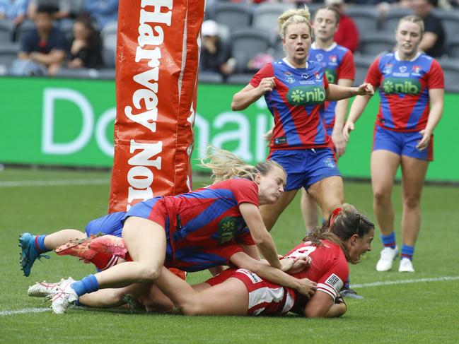 Bronte Wilson dives over for Illawarra. Picture Warren Gannon Photography