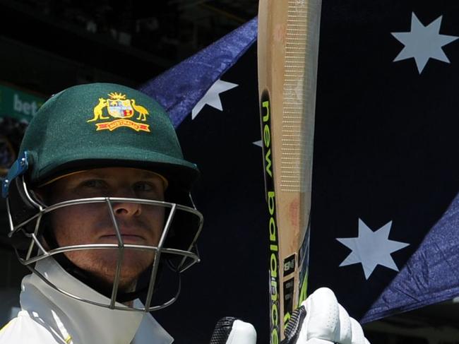 Australian captain Steve Smith (C) and teammate Shaun Marsh (L) wait to start play on day three of the third Ashes cricket Test match between Australia and England in Perth on December 16, 2017. / AFP PHOTO / Greg Wood / IMAGE RESTRICTED TO EDITORIAL USE - STRICTLY NO COMMERCIAL USE