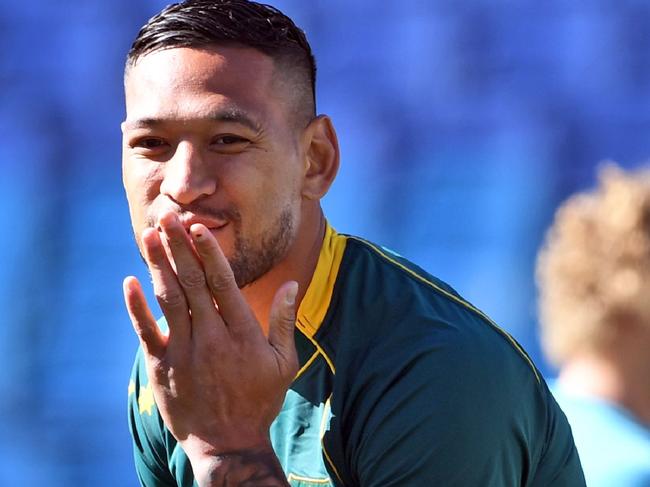 Australian Wallabies rugby player Israel Folau blows a kiss to the cameras during the Captain's Run in Sydney on August 18, 2017. The Wallabies take on the New Zealand All Blacks in the first Rugby Championship and Bledisoe Cup rugby union Test match on August 19. / AFP PHOTO / WILLIAM WEST / -- IMAGE RESTRICTED TO EDITORIAL USE - STRICTLY NO COMMERCIAL USE --