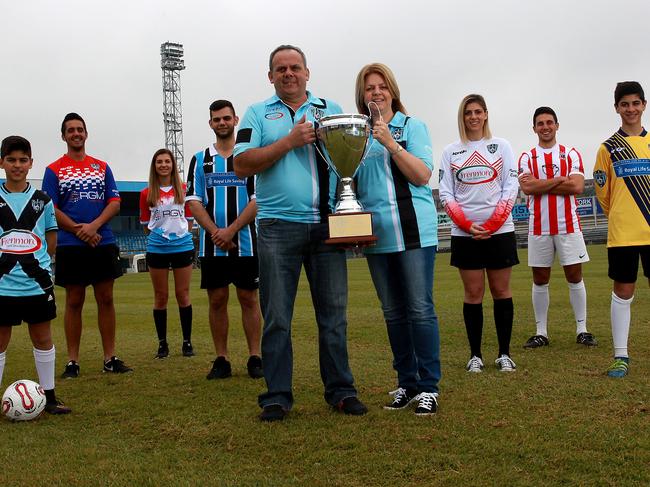 Robert Attard, Daniel Arcuri, Rebecca Arcuri, Adam Arcuri, Dennis Arcuri, Sue Arcuri, Vanessa Arcuri, Benjamin Cauchi and Christopher Attard with the cup.