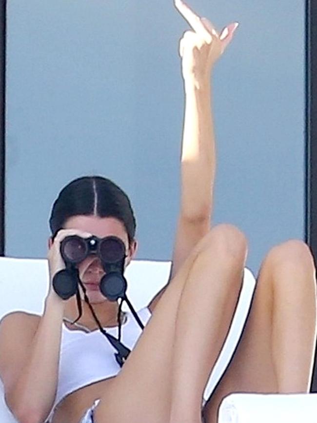 Kendall Jenner flips the bird. Picture: BACKGRID