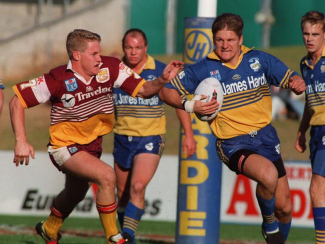 Lee Oudenryn (Parramatta, with ball) breaks away from John Plath (L, Brisbane) 17 July 1994