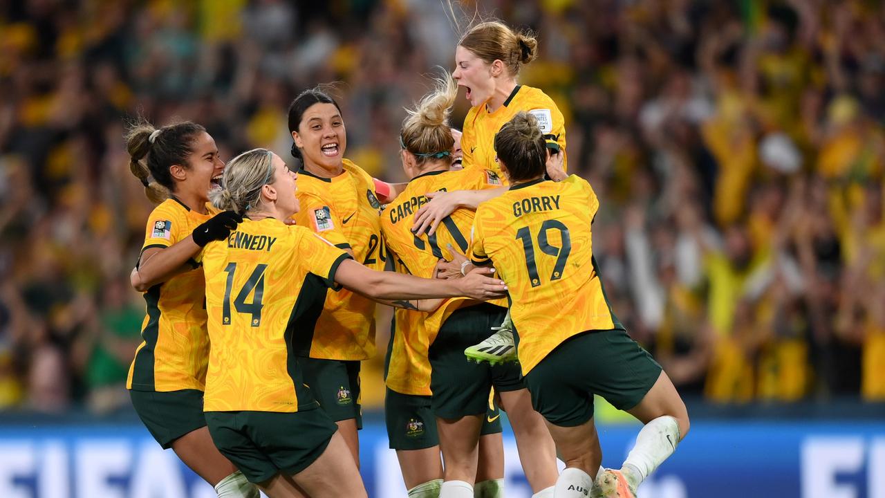 Sam Kerr penalty kick, reaction video