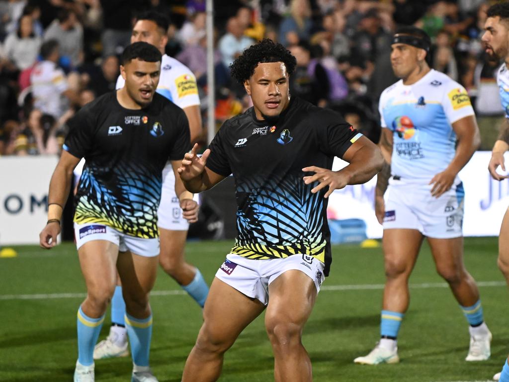 Pahulu warming up in Round 27 against the Panthers, the game he was ultimately not selected for and denied a $40,000 bonus over. Picture: NRL Imagery