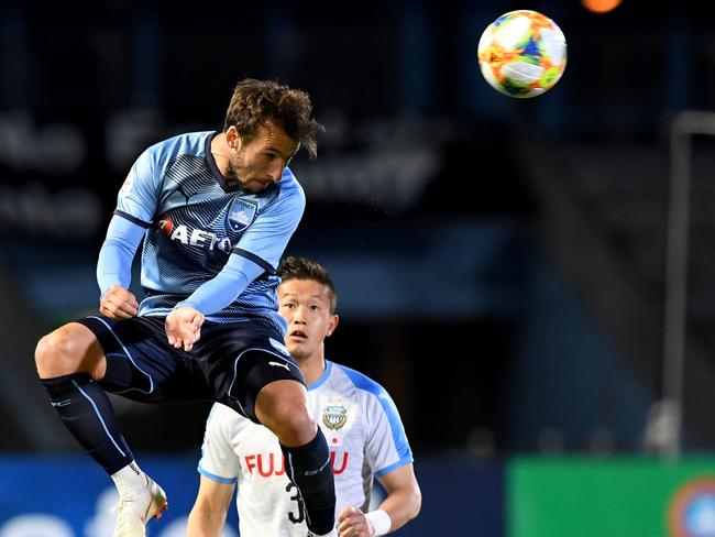 Sydney FC forward Adam Le Fondre (L) heads the ball in front of Kawasaki Frontale defender Tatsuki Nara (R) during the AFC Champions League Group H football match between Kawasaki Frontale of Japan and Sydney FC of Australia at the Todoroki Stadium in Kawasaki on March 13, 2019. (Photo by TOSHIFUMI KITAMURA / AFP)