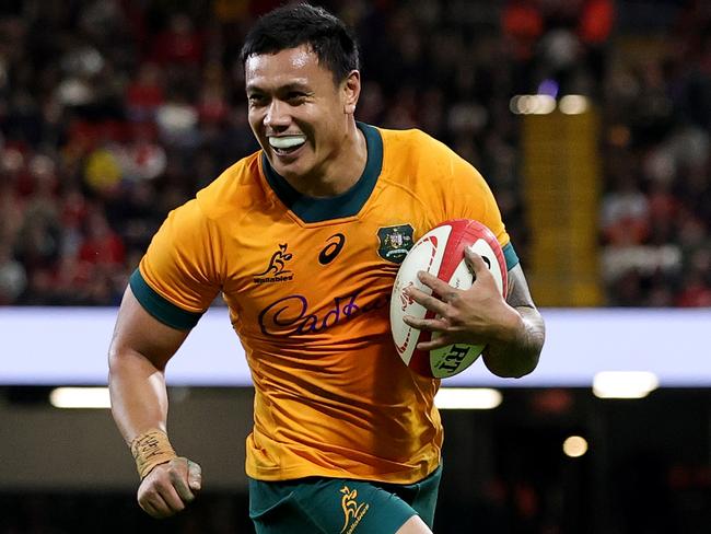 CARDIFF, WALES - NOVEMBER 17: Len Ikitau of Australia runs past Cameron Winnett of Wales as he runs in to score his team's seventh try during the Autumn Nations Series 2024 match between Wales and Australia at the Principality Stadium on November 17, 2024 in Cardiff, Wales. (Photo by David Rogers/Getty Images)