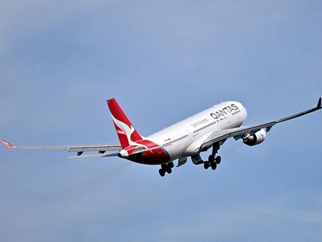 This picture taken on August 28, 2024 shows a Qantas plane taking off from Sydney International airport. Australian airline Qantas reported a slide in net profit as post Covid-19 fares dropped, but said it was working to rebuild its reputation after a string of public scandals. Net profit fell 28 percent to 48 billion USD in the financial year to June 30, the airline said. (Photo by Saeed KHAN / AFP)