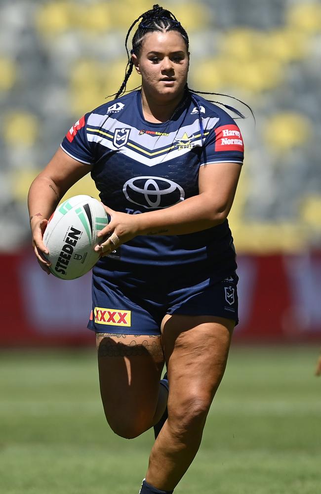 Jessikah Reeves runs the ball during round. (Photo by Ian Hitchcock/Getty Images)