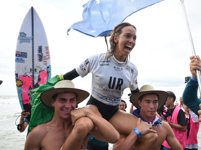 TAHARA, JAPAN - SEPTEMBER 22:  Sally Fitzgibbons of Australia celebrates winning the women's final of the ISA World Surfing Games at the Pacific Long Beach on September 22, 2018 in Tahara, Aichi, Japan.  (Photo by Matt Roberts/Getty Images)