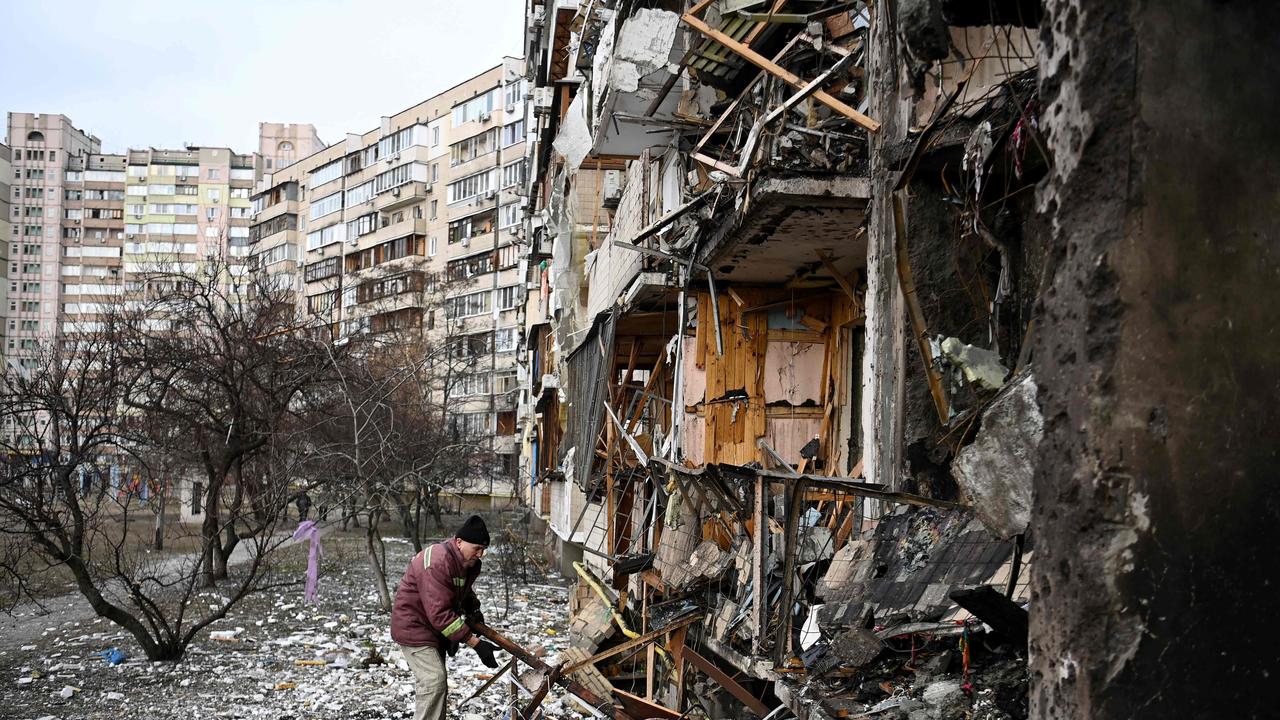 Kyiv under siege: Images capture the chaos as civilians join fight in ...