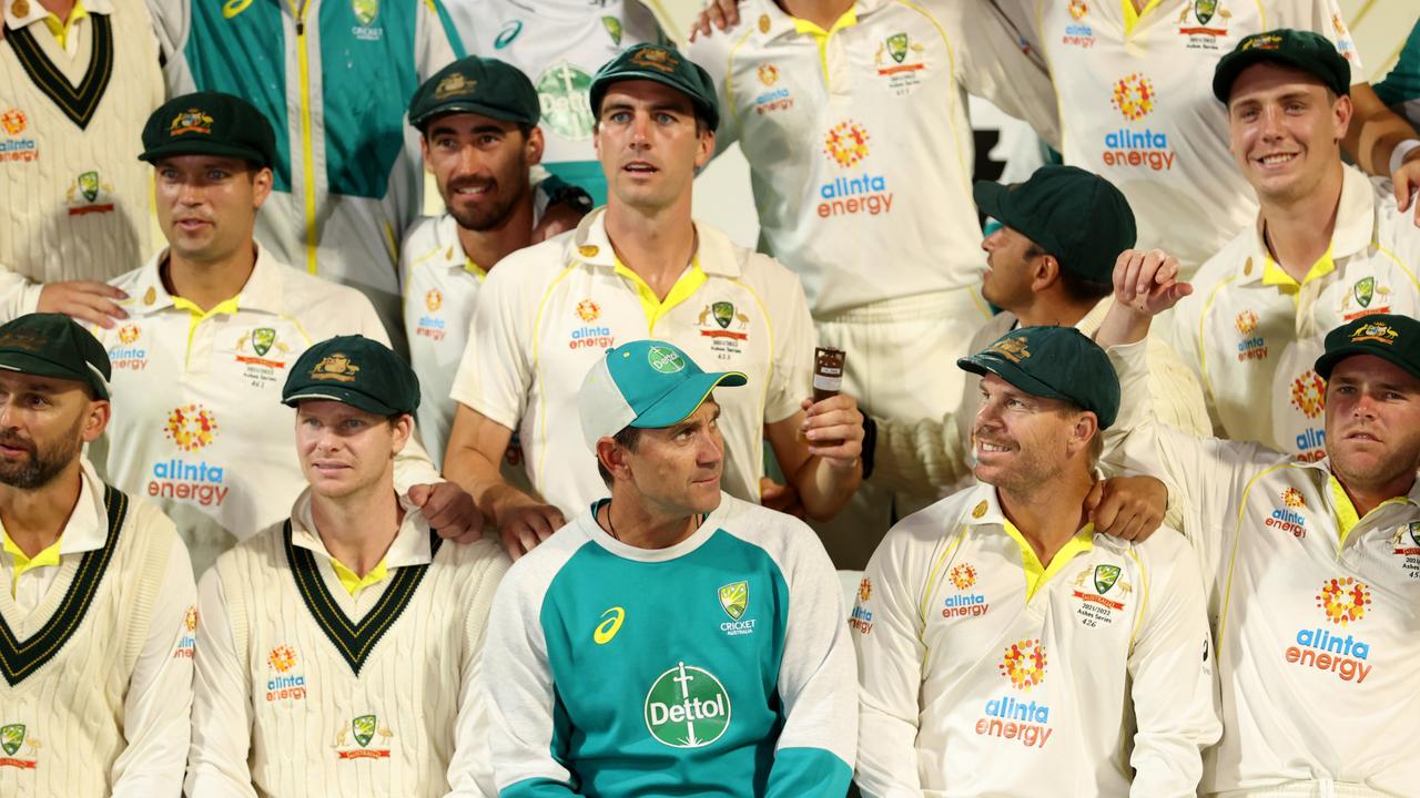 Justin Langer celebrates the Ashes win with his players. Photo by Robert Cianflone/Getty Images.