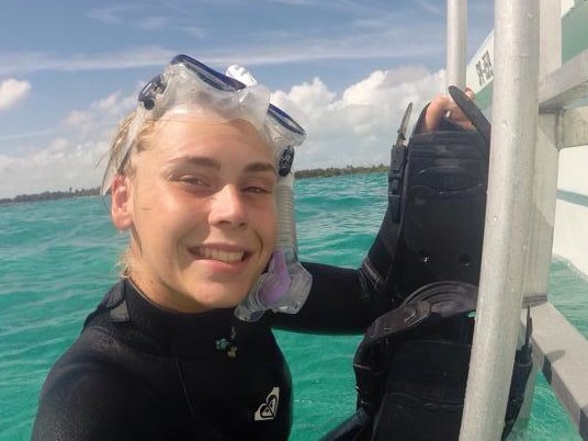 20 year old Melbourne woman Elly Warren was killed in Mozambique’s Tofo Beach in the early hours of November 9, 2016. Her killers have never been found and brought to justice.