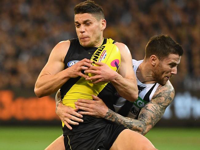 MELBOURNE, AUSTRALIA - SEPTEMBER 21:  Dion Prestia of the Tigers is tackled by Jeremy Howe of the Magpies  during the AFL Preliminary Final match between the Richmond Tigers and the Collingwood Magpies on September 21, 2018 in Melbourne, Australia.  (Photo by Quinn Rooney/Getty Images)