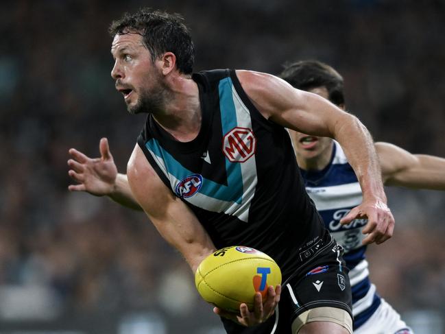 ADELAIDE, AUSTRALIA - SEPTEMBER 05: Travis Boak of the Power  handballs   during the AFL Second Qualifying Final match between Port Adelaide Power and Geelong Cats at Adelaide Oval, on September 05, 2024, in Adelaide, Australia. (Photo by Mark Brake/Getty Images)