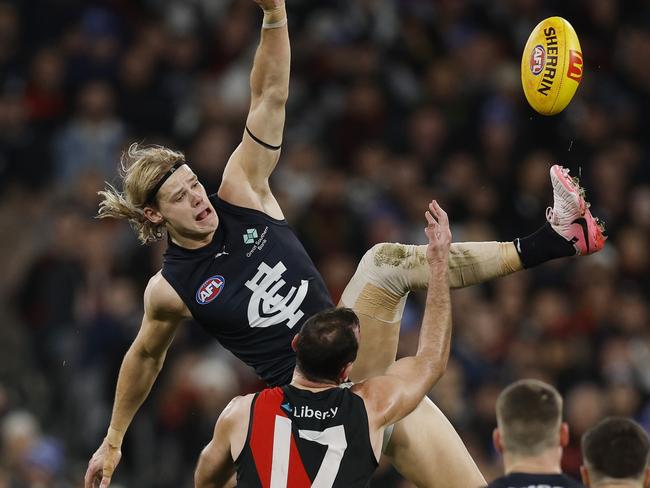 MELBOURNE, AUSTRALIAÃ June 9 , 2024.  AFL Round 13. Essendon vs Carlton  at the MCG.   Tom De Koning of the Blues rucks against Todd Goldstein of the Bombers  during the 2nd qtr.       . Pic: Michael Klein