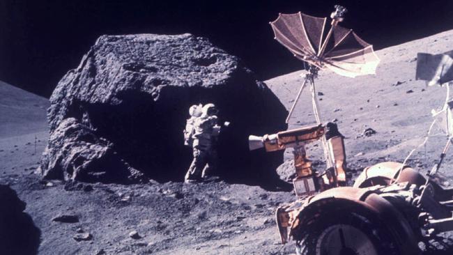 DECEMBER 13, 1972 : Astronaut Harrison H Schmitt works beside a huge boulder during the third Apollo 17 extravehicular activity on the Moon, 13/12/72.Space Picture: Ap