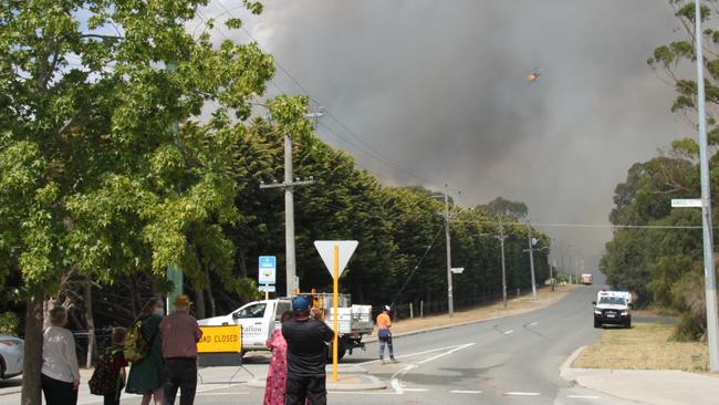 Locals left their homes to stand in the 40C heat and watch emergency services try to save their homes. Picture: NCA NewsWire / Anthony Anderson