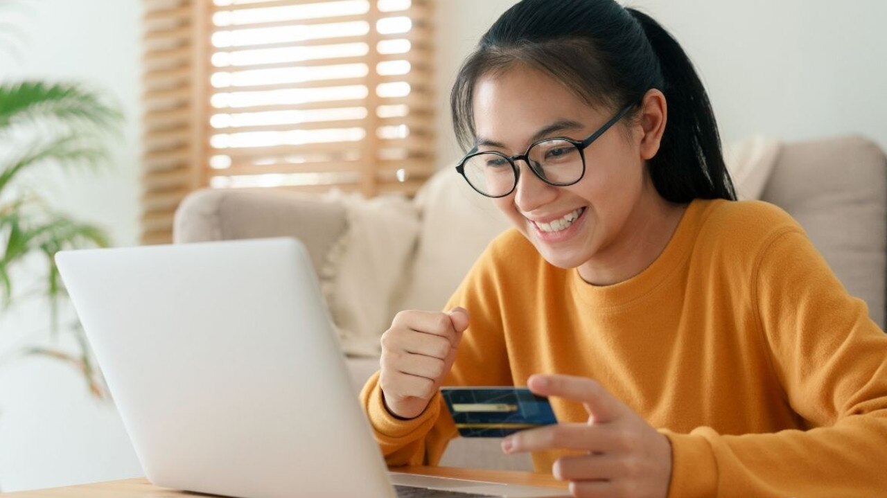 Here's how you can save your hard-earned cash while online shopping. Image: iStock