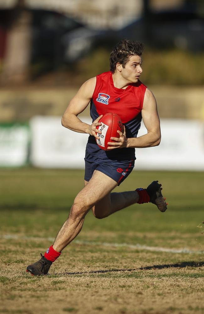 Bentleigh’s Joseph Colaciello looks for an option.