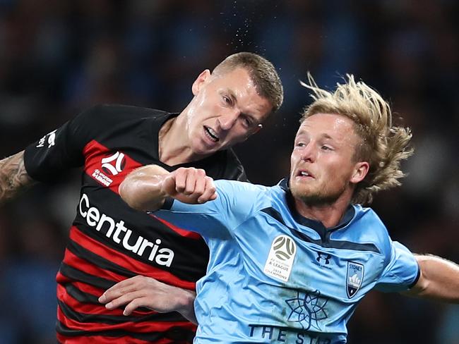 Mitchell Duke of the Wanderers competes with Rhyan Grant of Sydney during the Round 3 A-League match between the Western Sydney Wanderers and the Sydney FC at Bankwest Stadium in Sydney, Saturday, October 26, 2019. (AAP Image/Brendon Thorne) NO ARCHIVING, EDITORIAL USE ONLY