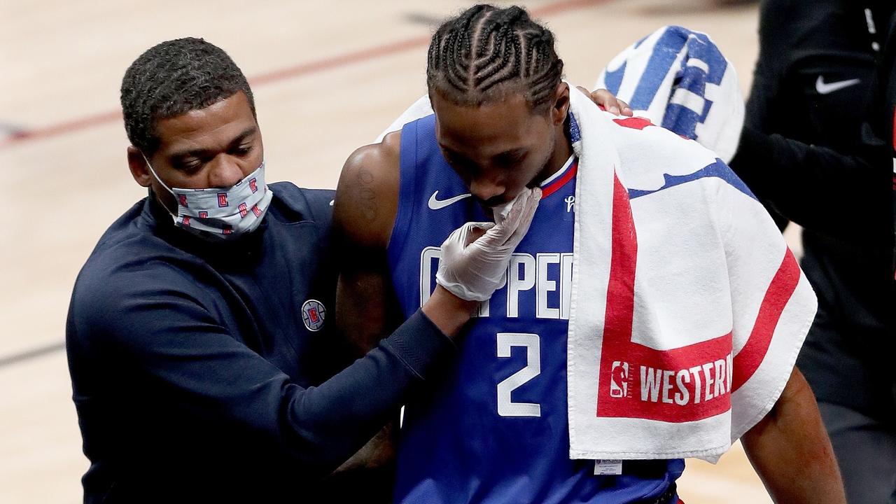 Kawhi Leonard leaves the game after being injured. Matthew Stockman/Getty Images/AFP