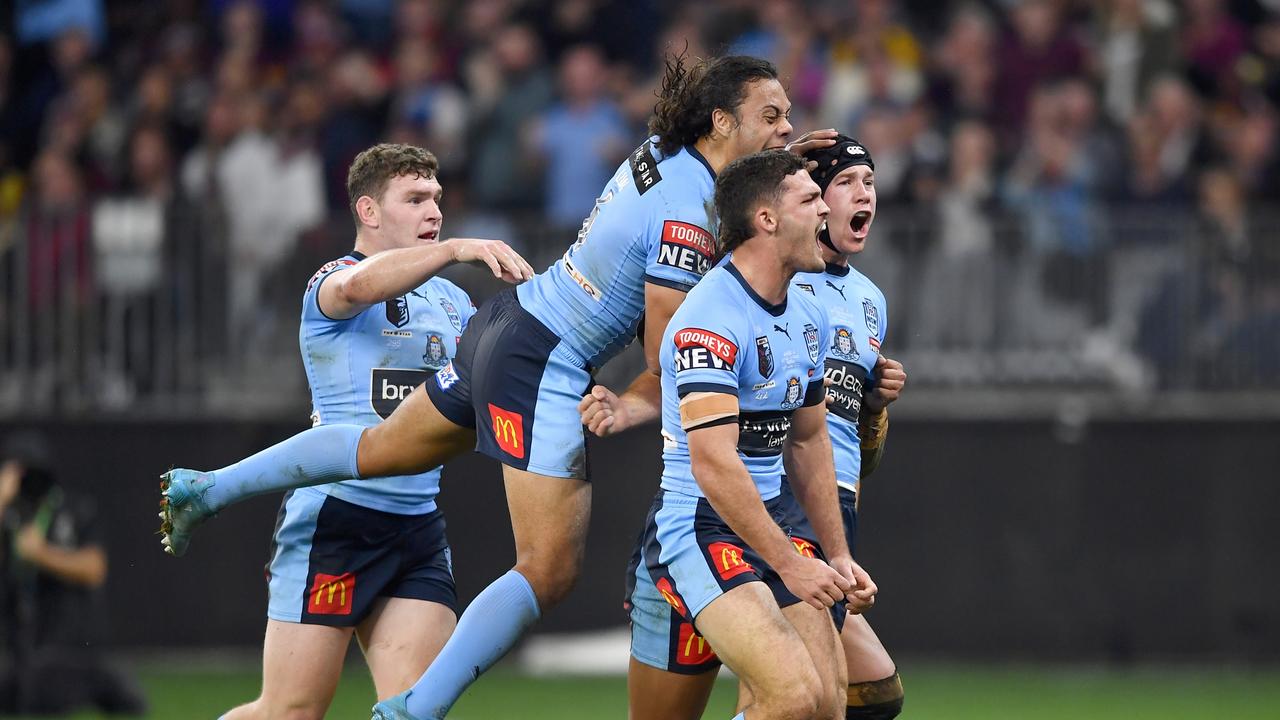 Sự kiện State of Origin Game 2 vừa kết thúc với thắng lợi chóng vánh của đội New South Wales trước đối thủ mạnh Queensland tại sân Optus. Nếu bạn là fan của đội NSW hay quan tâm đến trận đấu này, hãy đến xem hình ảnh liên quan để tận hưởng cảm giác phấn khích và thăng hoa cùng đội tuyển yêu thích.