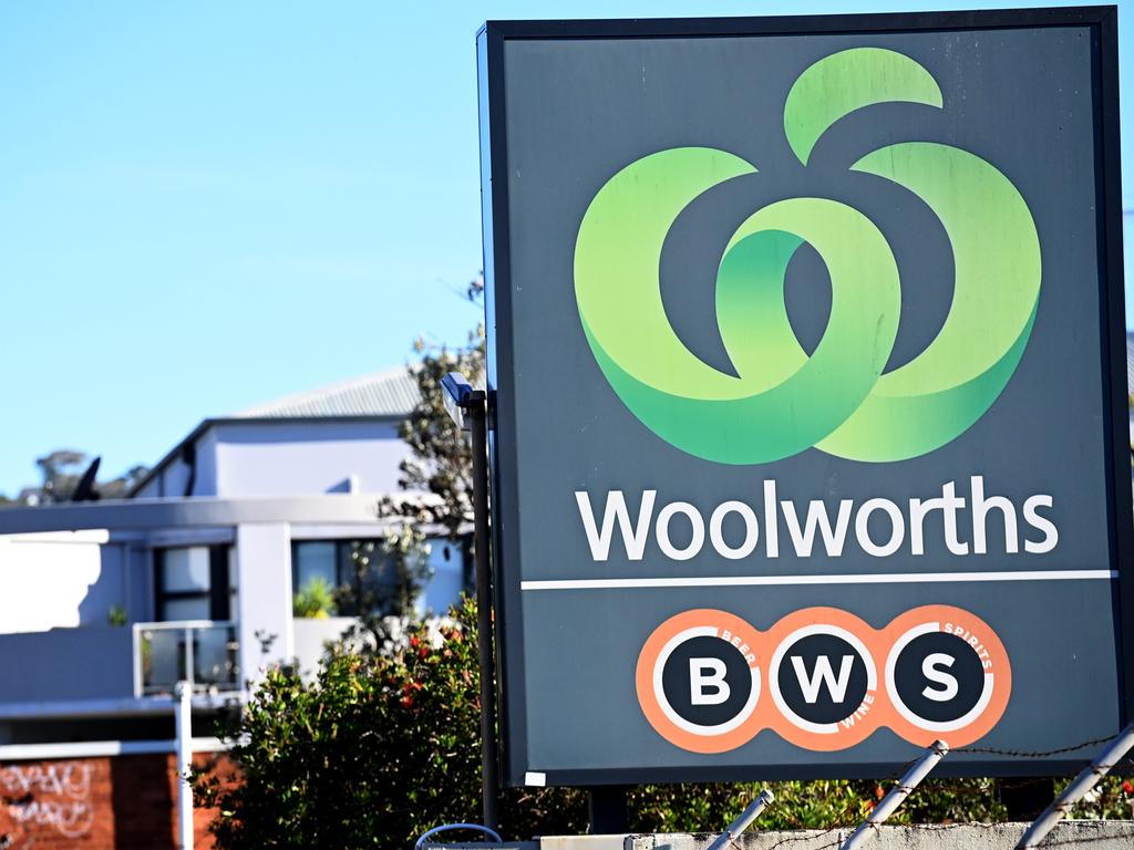 Woolworths has a $2 flat fee on bags for delivery. Picture: NCA NewsWire / Jeremy Piper