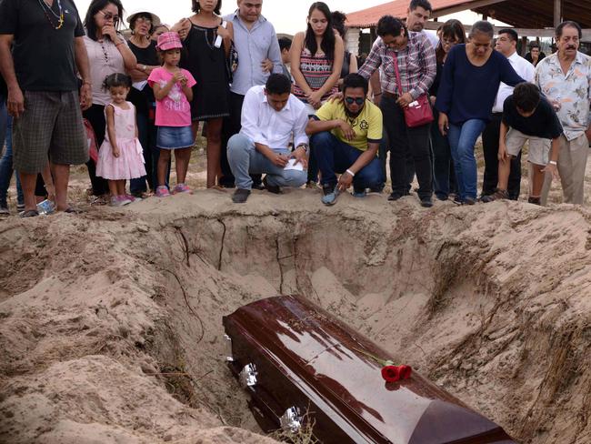 TOPSHOT - Relatives of Mexican journalist Carlos Dominguez Rodriguez -murdered on January 13 in the state of Tamaulipas- attend his funeral in the cemetery of the community of Nuxco in the municipality of Tecpan de Galeana, Guerrero state, Mexico on January 17, 2018. Dominguez, who became the first journalist killed in Mexico in 2018, had been working in the local newspaper "Diario de Nuevo Laredo" until a couple of months ago. Mexico is considered one of the most dangerous countries in the world to practice journalism, with more than 200 journalists killed since 2000. / AFP PHOTO / FRANCISCO ROBLES