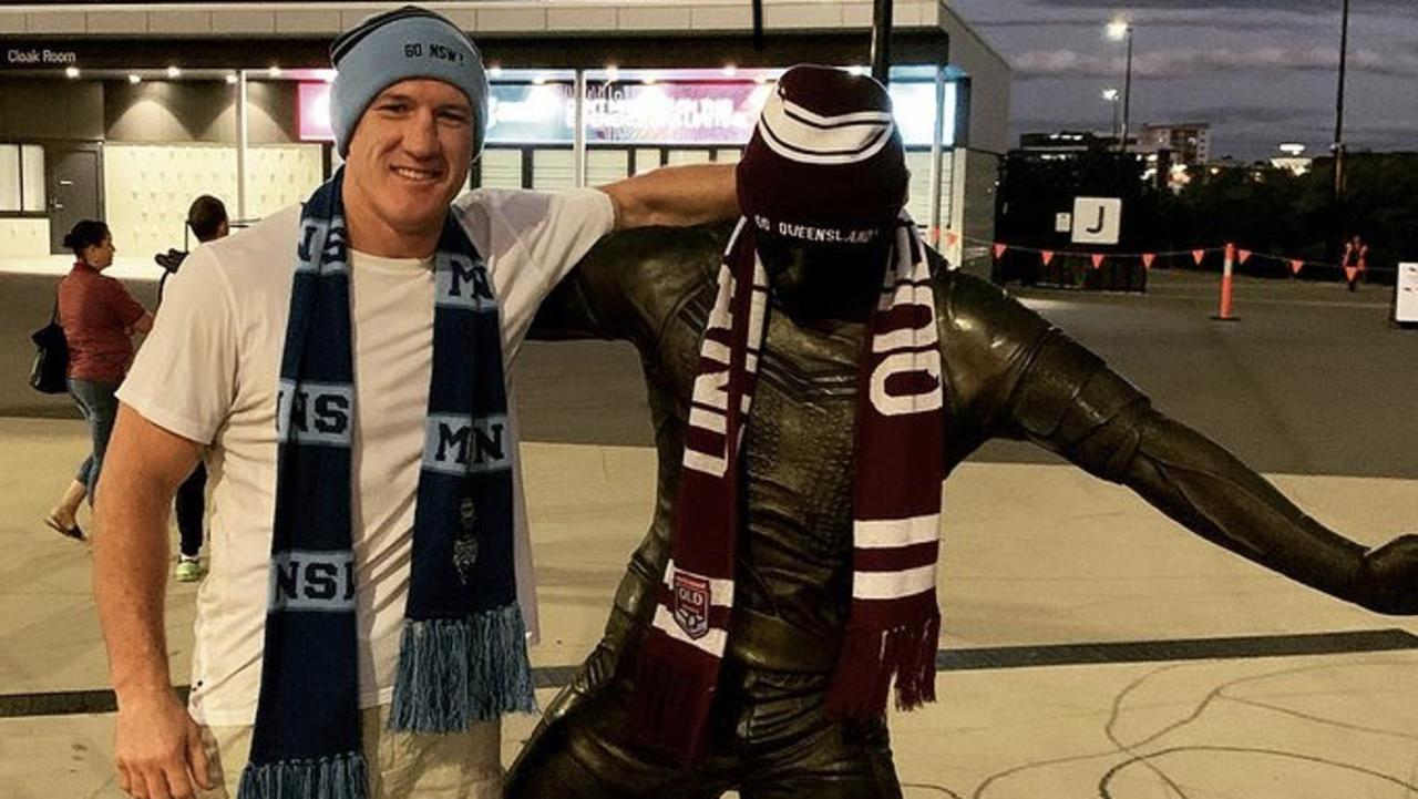 Paul Gallen next to the Johnathan Thurston statue