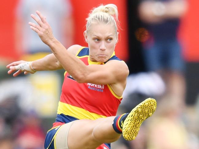 Erin Phillips of the Adelaide Crows during the Round 4 AFLW match between the Adelaide Crows and the Carlton Blues at Richmond Oval in Adelaide, Sunday, March 1, 2020. (AAP Image/David Mariuz) NO ARCHIVING, EDITORIAL USE ONLY