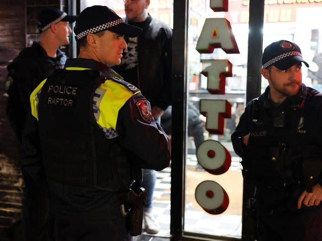 ** DAILY TELEGRAPH EXCLUSIVE **15 JULY 2022 SYDNEY NSWWWW.MATRIXNEWS.COM.AUCREDIT: MATRIXNEWS ASSIGNMENT:  NSW POLICE OPERATIONS IN KINGS CROSSPICTURED: NSW POLICE OFFICERS FROM TASKFORCE RAPTOR ATTEND A TATTOO PARLOUR IN KINGS CROSS