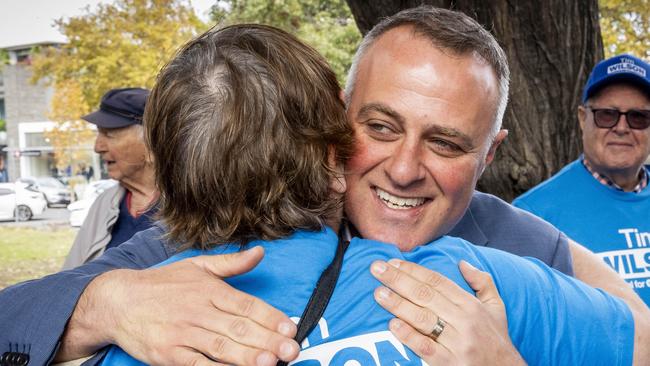 Tim Wilson thanks a volunteer at a Goldstein polling booth on election day. Picture: Jake Nowakowski