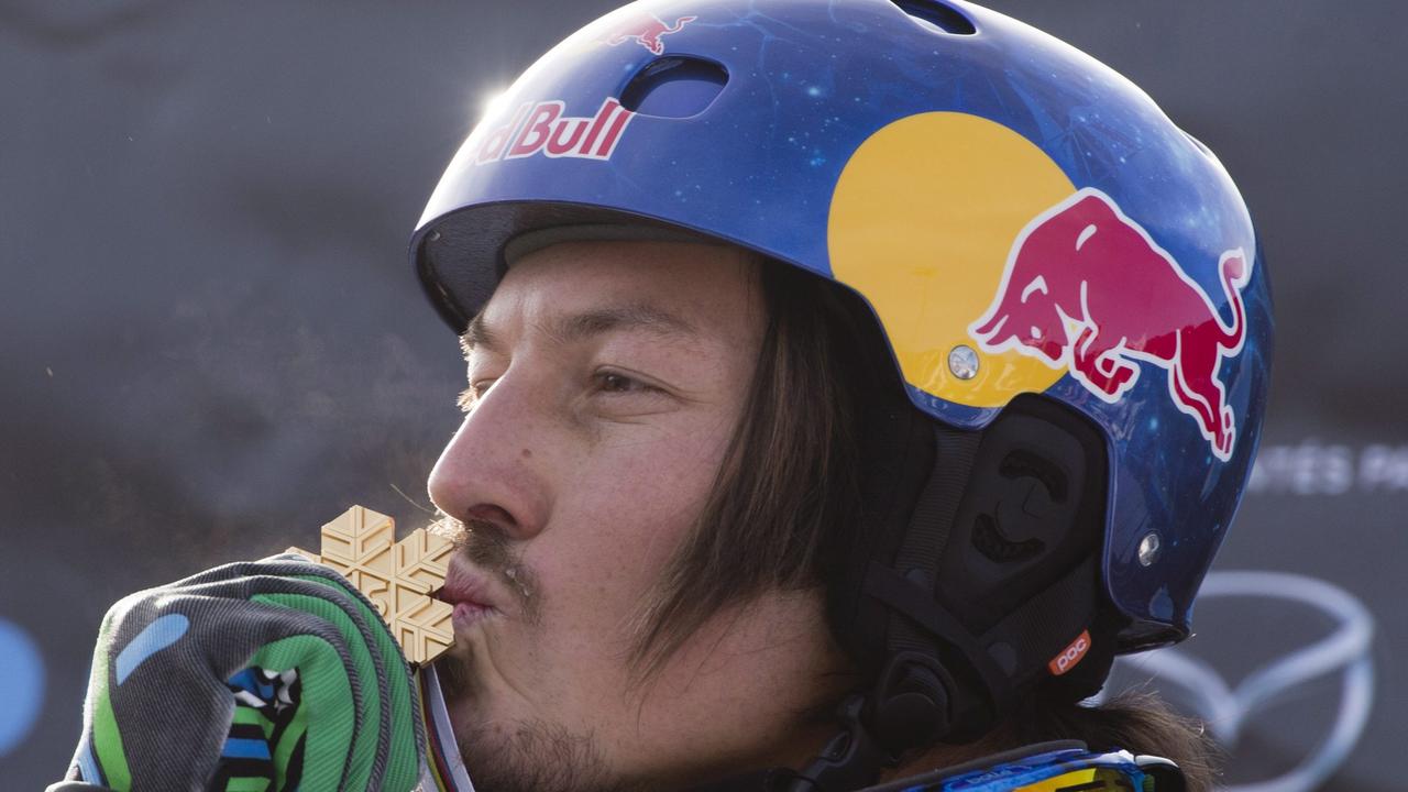 Snowboarder Alex Pullin of Australia, kisses his gold medal after winning the men's snowboard cross final 26 Jan 2013 at the Snowboard World Championships in Stoneham, Quebec, Canada. (AP Photo/The Canadian Press, Jacques Boissinot)