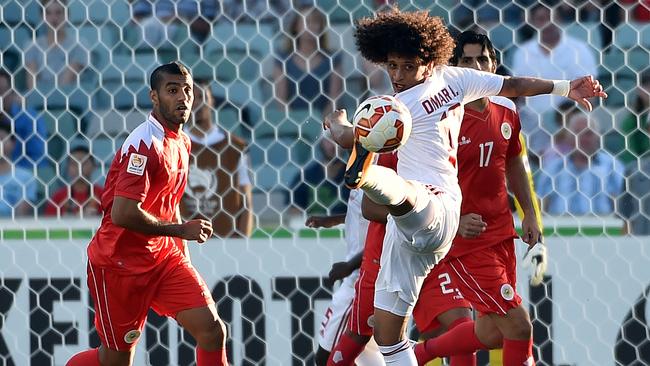 Omar Abdulrahman (C) of United Arab Emirates fights for the ball with Bahrain's Abdulwahab Ali Alsafi (L) during the Asian Cup football match between Bahrain and United Arab Emirates in Canberra on January 15, 2015. AFP PHOTO / Saeed Khan --- IMAGE RESTRICTED TO EDITORIAL USE - STRICTLY NO COMMERICAL USE --