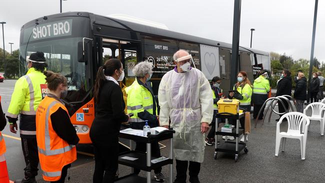 Aucklanders get the jab from a mobile vaccination bus. Picture: Getty Images).