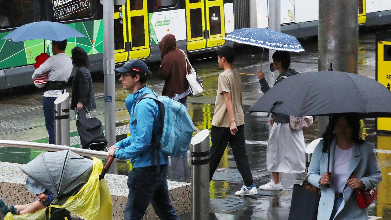 The cold front moved in bringing wet weather back to Melbourne. Picture: NCA NewsWire / David Crosling