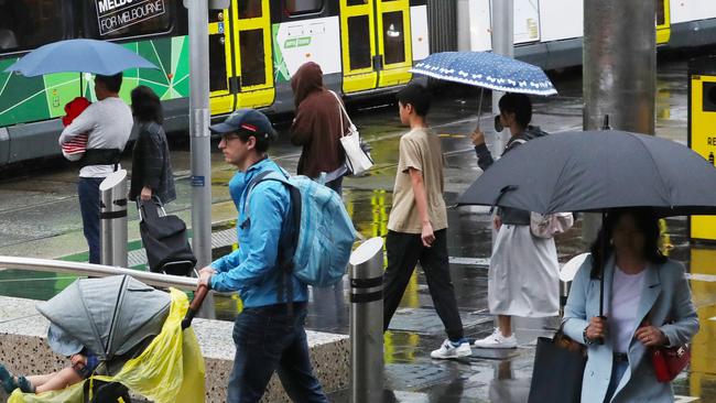 The cold front moved in bringing wet weather back to Melbourne. Picture: NCA NewsWire / David Crosling