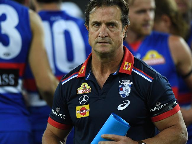 GOLD COAST, AUSTRALIA - AUGUST 28: Senior coach Luke Beveridge of the Bulldogs speaks to his players during the round 14 AFL match between the Western Bulldogs and the Geelong Cats at Metricon Stadium on August 28, 2020 in Gold Coast, Australia. (Photo by Matt Roberts/AFL Photos/via Getty Images)