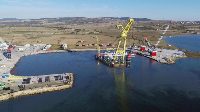 Marr Contracting M2480D crane being lifted fully-assembled in record lift at Gallipoli.