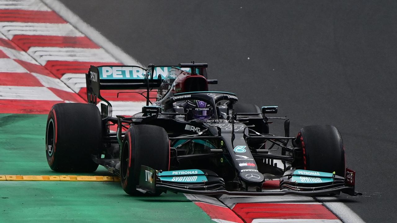 Pembalap Mercedes asal Inggris, Lewis Hamilton, tampil sempurna di kualifikasi, memecahkan rekor trek di setiap sesi.