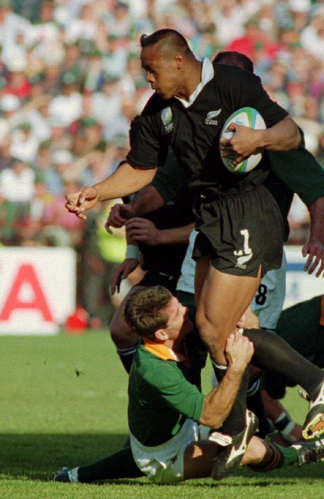 Joost van der Westhuizen of the Springboks attempts to tackle Jonah Lomu during the 1995 Rugby World Cup final.