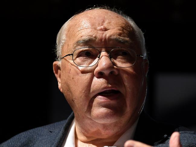 Political reporter Laurie Oakes speaks during the Sydney Media Club Luncheon in Sydney, Wednesday, February 19, 2020. (AAP Image/Joel Carrett) NO ARCHIVING